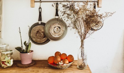 Eine Küche ohne Oberschränke: Erfahrungen, Innenräume und Praktibilität der Küche ohne Hängeschränke